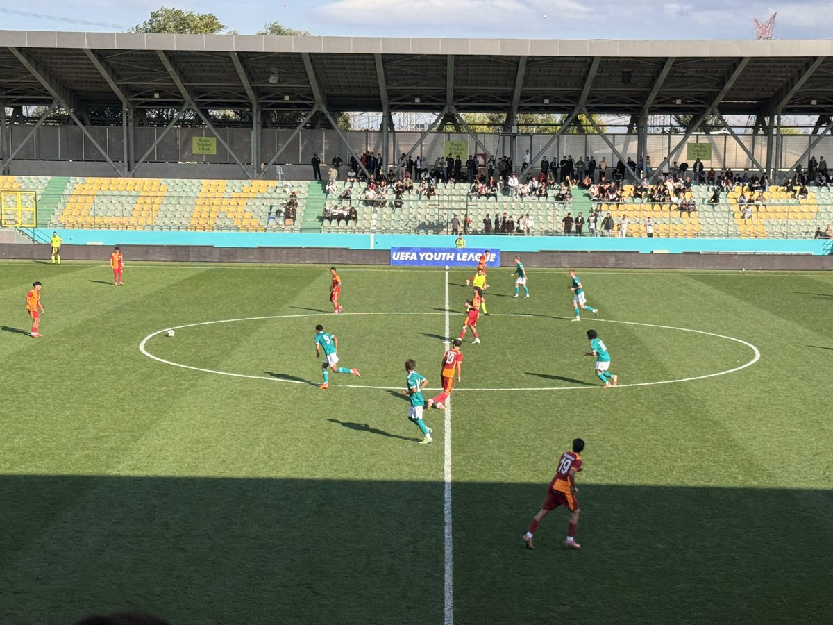 Esenler Stadyumunda bugün Galatasaray U19 - Liverpool U19 UEFA Gençlik Ligi karşılaşmasına ev sahipliği yaptık. 

Esenler Belediyesi olarak, Başkanımız <a href="/mt_goksu/">Mehmet Tevfik Göksu</a> öncülüğünde sporun her alanında desteğe devam ediyor, şehrimizi uluslararası marka haline getiriyoruz...