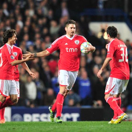vermelhonbranco's tweet photo. 🏆 Chelsea 🆚 Benfica – 2J #UCL

O Benfica volta hoje a Stamford Bridge — apenas a 2.ª vez na história.

Em abril de 2012, perdeu nos 1/4 final e foi eliminado. O Chelsea seria campeão europeu.
Qual o teu prognóstico? 📊🔴⚪️

📸 Algumas imagens desse último confronto milionário: https://t.co/nl57QqP4ry