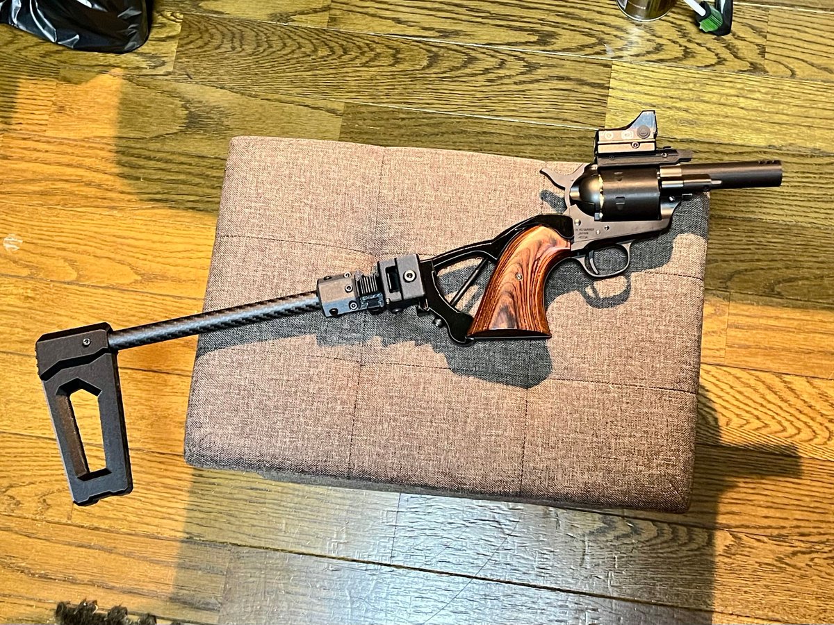 wakekiyo's tweet photo. ストックはミリデコ@Milideco_さんの「軽量カーボンパイプストック」を装着。
銃はBURST-HEAD @bursthead01さんのバントラインスペシャル10インチで全長は73cmでした。
同じく3.5インチカスタム版にも装着。ショートも面白い。
ちなみに木製グリップ（パンドラアームズ製）にも装着は可能でした。 https://t.co/fKpG6091KQ