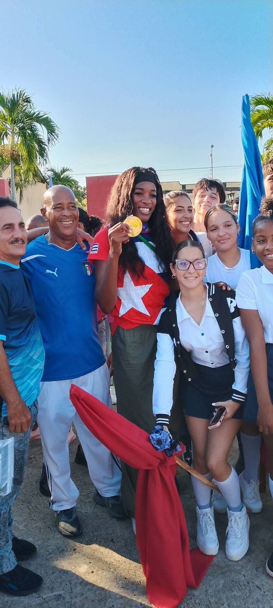 El pueblo de #LosPalacios, recibió a la Campeona Mundial de triple salto, orgullo de
#PinardelRío, Leyanis  Pérez Hernández. Muchas felicidades en nombre de toda #Cuba.