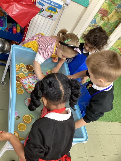 SPS_Watford's tweet photo. Scent-sational learning in Nursery!
Our little ones explored the sense of smell with fruity water play - lemons and oranges
Learning through play builds confidence, curiosity &amp; joy. 📌 Now accepting Nursery admissions!
🔗 https://t.co/fz2QFkqHYN 
#NurseryAdmissions #EYFS #EYFS https://t.co/hN3utXNXzv