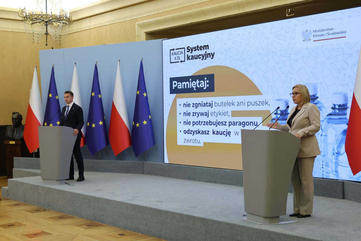 "System kaucyjny ograniczy zużywanie zasobów, da większe oszczędności środowiskowe. Dziś zbieramy około 45% zużytych opakowań PET. W istniejących w Europie systemach kaucyjnych odzyskuje się ponad 90% takich opakowań. Zamiast zanieczyszczać parki, lasy, akweny, możemy to zbierać,