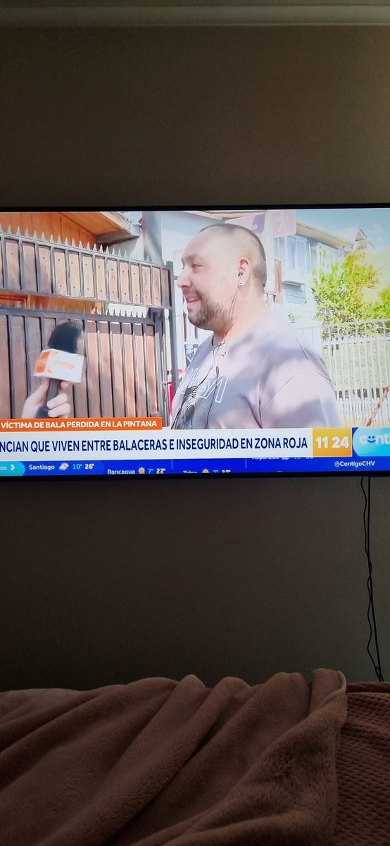 himuradel91's tweet photo. #ContigoCHV Este tipo es todo lo que está mal en este país, negando que La Pintana tiene problemas de delincuencia, argumentando que se está exagerando todo para hacer un "show" televisivo, varios vecinos se acercan a decirle que está equivocado y se mantiene en su postura, mal. https://t.co/FalvmNSs2R