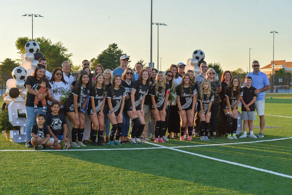 emaavdicc's tweet photo. Throwback to senior night with the best people 💙⚔️ https://t.co/lb5LtWhslI