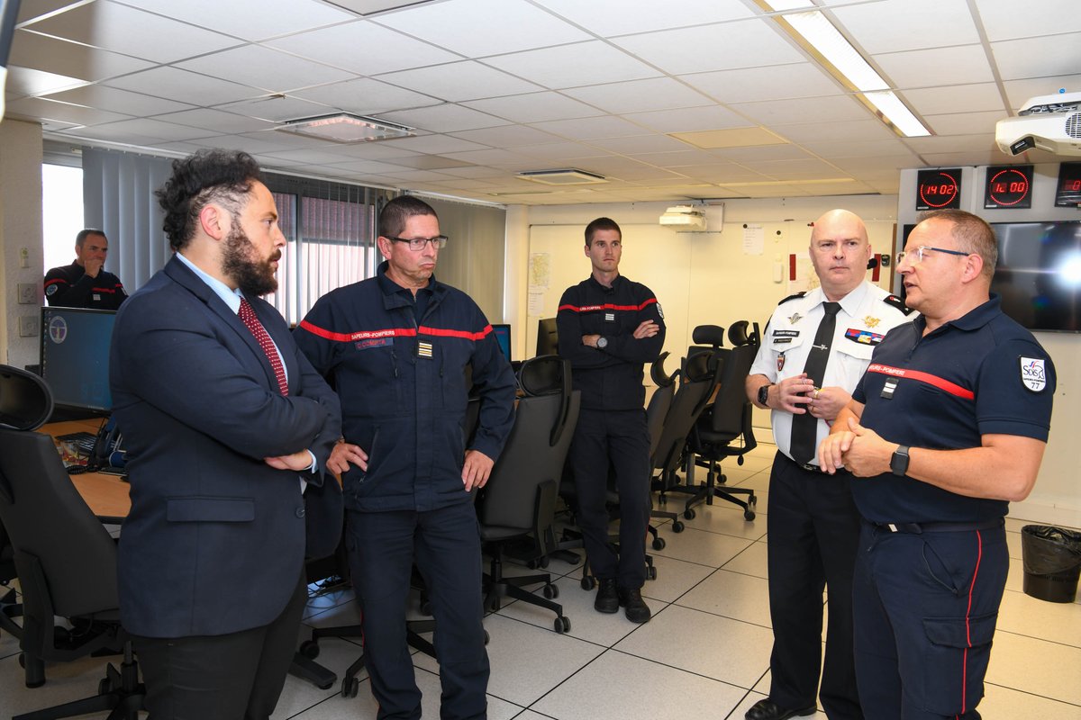 Sdis77's tweet photo. [#Visite🚒]  Le #Sdis77 a eu l’honneur d’accueillir M. Yannis BOUZAR, nouveau sous-préfet de #Fontainebleau.
Aux côtés du Contrôleur Général @BrunoMaestracci, il a visité le #CTACODIS et échangé sur les enjeux de sécurité civile en #SeineEtMarne. https://t.co/yHKVIW5r1e