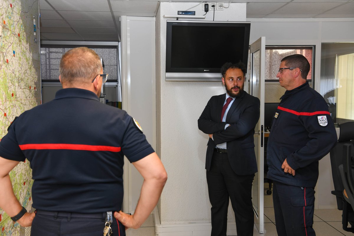 Sdis77's tweet photo. [#Visite🚒]  Le #Sdis77 a eu l’honneur d’accueillir M. Yannis BOUZAR, nouveau sous-préfet de #Fontainebleau.
Aux côtés du Contrôleur Général @BrunoMaestracci, il a visité le #CTACODIS et échangé sur les enjeux de sécurité civile en #SeineEtMarne. https://t.co/yHKVIW5r1e