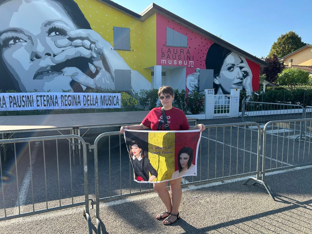 YveLiiseLP's tweet photo. Mon idole @LauraPausini avec les couleurs de la Belgique 🇧🇪 pour sont muse 😁🥰❤️❤️❤️ https://t.co/6hxLdHcANQ