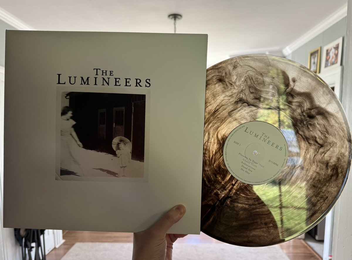 The opening notes to Flowers In Your Hair invoke feelings in me that I haven’t felt since 2012…….. this 10 year anniversary pressing of the Lumineers self titled is a BEAUTY 😮‍💨