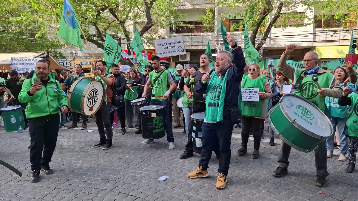Comenzamos con una jornada de lucha en la Legislatura, en rechazo de la reforma laboral, que vota hoy la Cámara de Senadores. ATE y CTA Autónoma Mendoza defienden en las calles los derechos y conquistas de la clase trabajadora, que el Gobierno pretende avasallar. #sosestatal