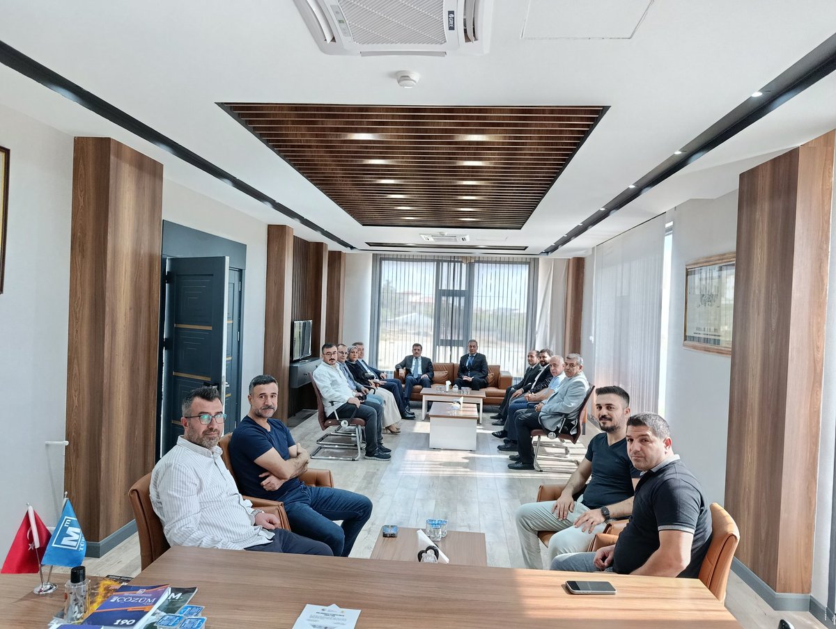 Defterdarımız Sayın Güngör Gönültaş ve Grup Müdürlerimiz odamızı ziyaret ettiler.
Mesleğimizin sorunlarını, çözüm önerilerimizi ve ortak çalışmalarımızı değerlendirme fırsatı bulduk.
Nazik ziyaretleri ve ilgileri için kendilerine teşekkür ederiz.