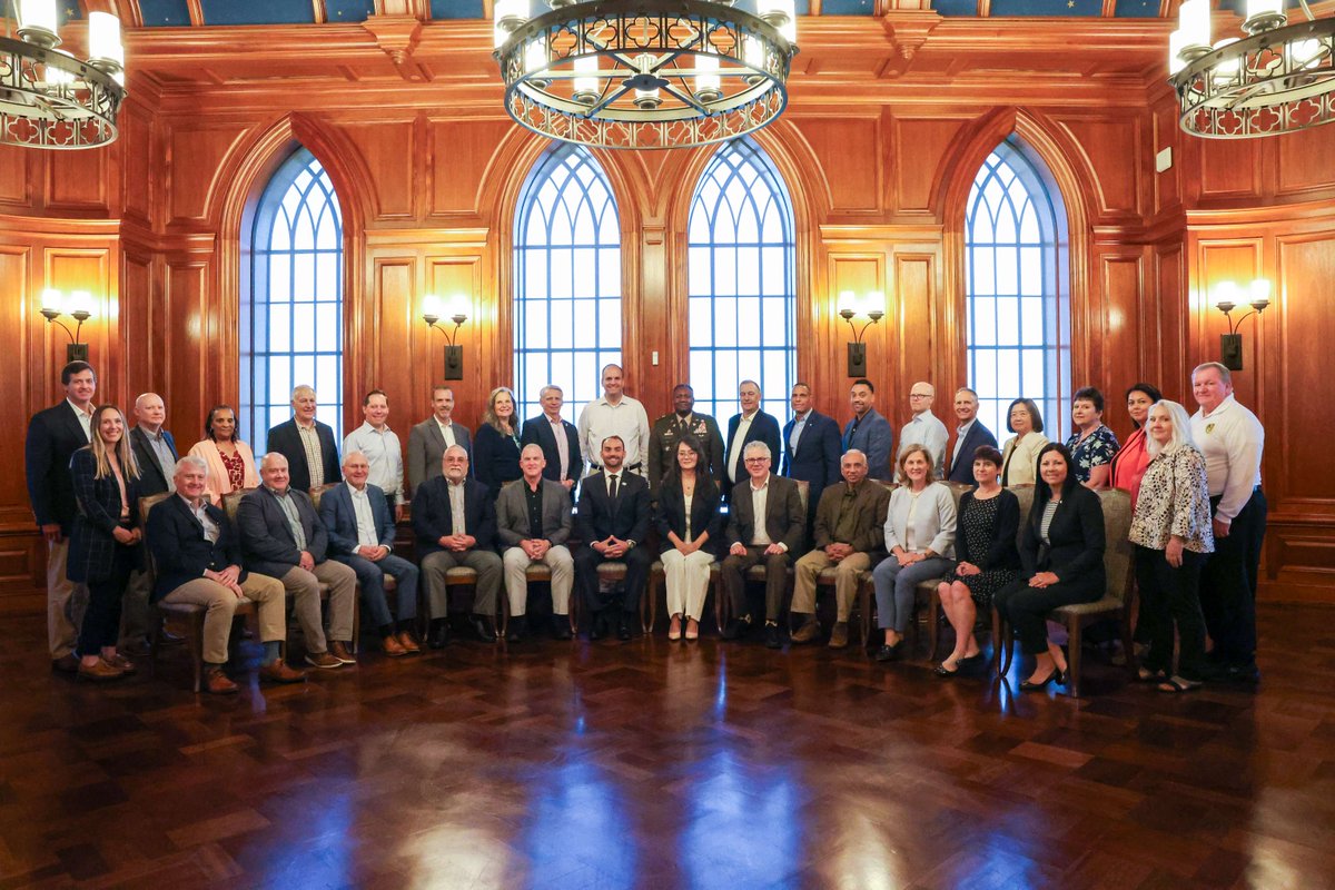 VUEngineering's tweet image. Earlier this month, a select group of U.S. Army Senior Executive Service leaders convened at the Vanderbilt School of Engineering for an executive education program focusing on future leadership and organizational resilience in the era of AI. More: ow.ly/4kBR50X40mK