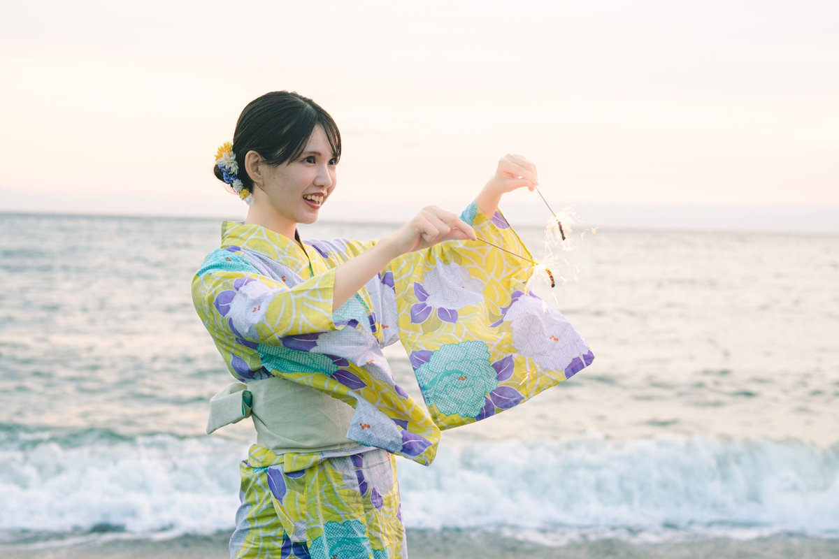SPA!で連載中の「#恋落ちSKE48」。実は岡本さんも在籍中にシナリオを考えてくれていました。そのときのテーマである「花火大会で花火をみながら気になる人に『来年も一緒に見ようね』と伝える」という場面を今回のグラビアで実現しました。裏テーマも読み解きながら、#あーーや さんの
