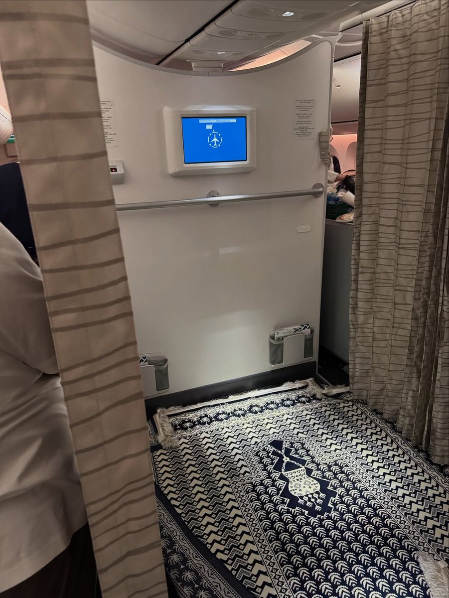SaudiNewsFR's tweet photo. 🇸🇦 LE SAVIEZ-VOUS ❓ 

Saudia Airlines est la première compagnie aérienne la plus emblématique à avoir aménagé une salle de prière dédiée à bord de ses appareils en supprimant une section de sièges en classe économique (généralement 6 à 9 sièges, selon les modèles comme l'Airbus A330, le Boeing 777 ou le 787 Dreamliner).

Situé à l'arrière de l'avion, elle est équipée de tapis de prière, de rideaux pour la confidentialité, et d'écrans indiquant la direction de la Qibla (direction 🕋) EN TEMPS RÉEL. Cet espace de prière peut accueillir jusqu'à 10 passagers simultanément lors de vols long-courriers.