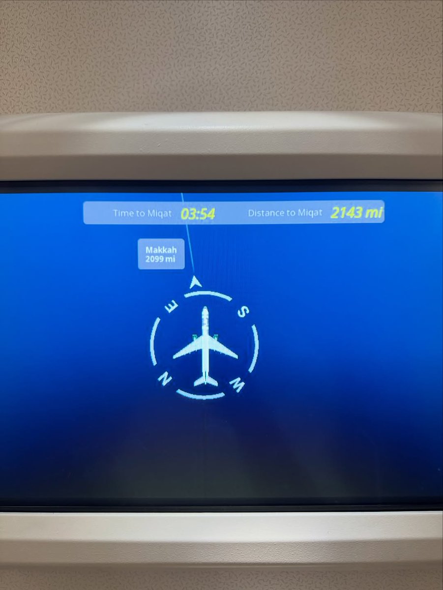 SaudiNewsFR's tweet photo. 🇸🇦 LE SAVIEZ-VOUS ❓ 

Saudia Airlines est la première compagnie aérienne la plus emblématique à avoir aménagé une salle de prière dédiée à bord de ses appareils en supprimant une section de sièges en classe économique (généralement 6 à 9 sièges, selon les modèles comme l'Airbus A330, le Boeing 777 ou le 787 Dreamliner).

Situé à l'arrière de l'avion, elle est équipée de tapis de prière, de rideaux pour la confidentialité, et d'écrans indiquant la direction de la Qibla (direction 🕋) EN TEMPS RÉEL. Cet espace de prière peut accueillir jusqu'à 10 passagers simultanément lors de vols long-courriers.