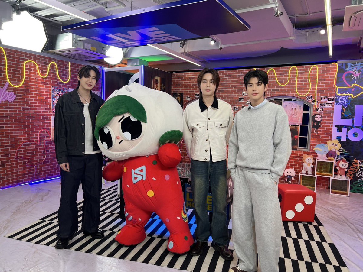 #GMMTVLiveHouse 
วันนี้มาแล้วววว "มาร์ค" ชวน "บุ๋น-เปรม" 2 หนุ่ม จากซีรีส์ #RevampSeries 🪞🕯️ มาเมาท์ พร้อม “เปาดี้” ลูกชายของเขา มาเจอกันน้าา

YT : youtube.com/live/3uJrpWt2P…
TT : vt.tiktok.com/ZSHWVcAXWRSye-…

GMMTV Live House ทุกวันอังคาร และ พฤหัสบดี สัปดาห์นี้ เวลา 21:30 น. ทาง