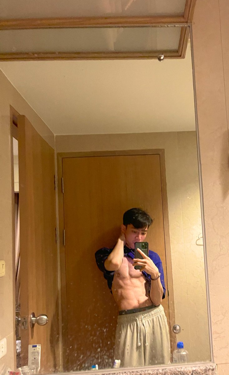 ก้มมาเช็ดกระจกให้พี่หน่อยสิ