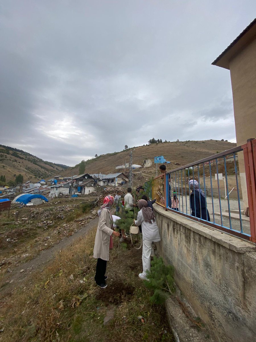 Gelecek için atılan en iyi adımlardan birisi fidan dikmektir. "Yeşil Vatan - Benim Okulum Geleceğe Çare" projesi kapsamında okulumuzda fidan dikimi yapıldı. 🌿🌲 

Emeği geçen başta okul müdürümüze,  öğretmenlerimize ve öğrencilerimize teşekkür ediyoruz.😊 

<a href="/MemSenkaya/">Şenkaya MEM</a>