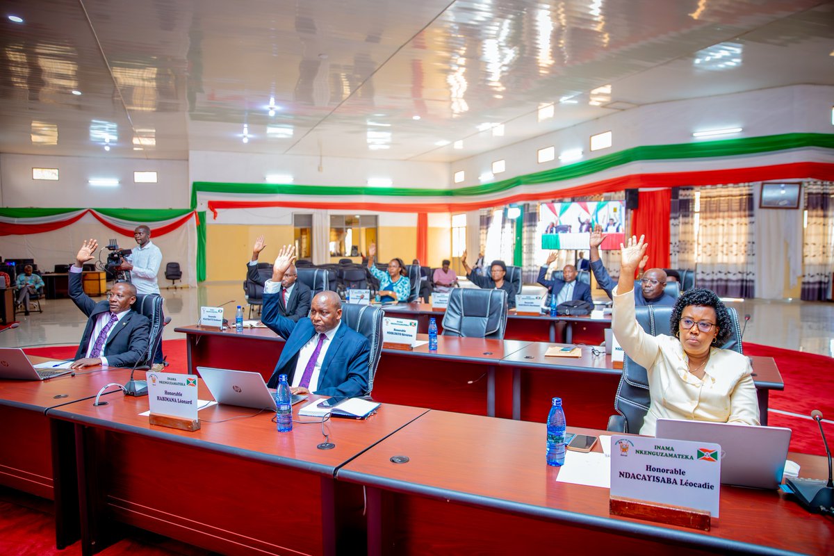 Burundi_senat's tweet photo. #Burundi: Le @Burundi_senat a adopté l'agenda des activités de 2 semaines. Les principales activités porteront sur les descentes en vue d'échanger avec les élus locaux sur la décentralisation et le contrôle du Sénat sur les collectivités locales. https://t.co/0P82Y5Jex2