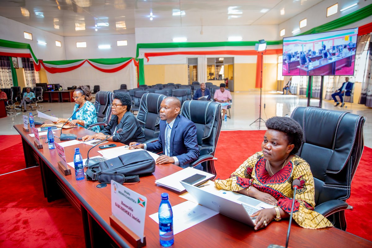 Burundi_senat's tweet photo. #Burundi: Le @Burundi_senat a adopté l'agenda des activités de 2 semaines. Les principales activités porteront sur les descentes en vue d'échanger avec les élus locaux sur la décentralisation et le contrôle du Sénat sur les collectivités locales. https://t.co/0P82Y5Jex2