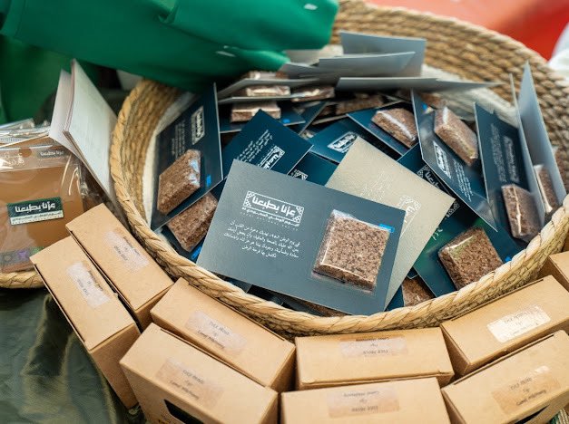 بابتساماتهم البريئة وهداياهم الجميلة 💚🌹
شارك أطفال مدارس التربية النموذجية الأطفال المرضى المنومين بمستشفى الملك خالد في #المدينة_الطبية_الجامعية بجامعة الملك سعود فرحة #اليوم_الوطني_السعودي_95 🇸🇦

#عزنا_بطبعنا