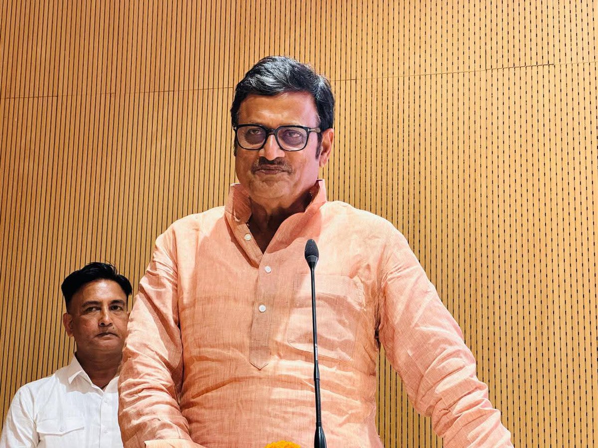 Rajendra4BJP's tweet photo. आज जयपुर स्थित एमएनआईटी में छोटे भाई प्रोफेसर अजय पाल सिंह राठौड़ के सेवानिवृत्ति समारोह में शामिल हुआ। उनके उज्ज्वल भविष्य एवं नए जीवन की मंगलमय यात्रा हेतु हार्दिक शुभकामनाएं।
#Jaipur #MNIT https://t.co/U19PYkEkcr