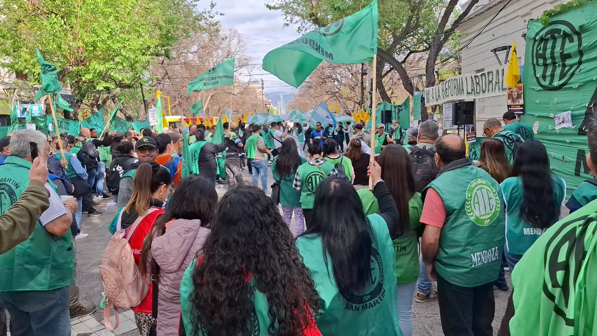 No a la Reforma Laboral 

Estamos en la Legislatura de Mendoza, exigiendo la apertura de paritarias y el rechazo a la reforma laboral de Cornejo.