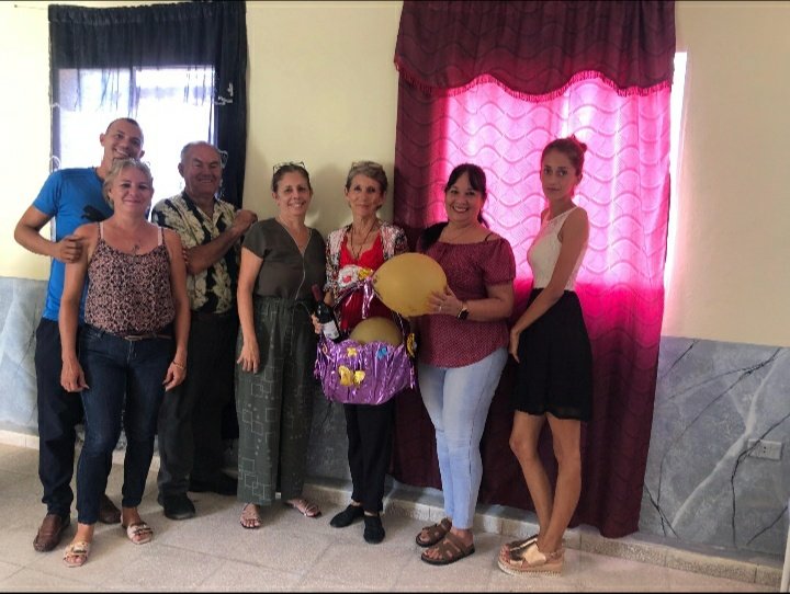 Ops! No teníamos el calendario actualizado, pero sí las ganas de celebrar. 
¡Descubrimos que era tu cumpleaños y no perdimos la oportunidad! Feliz cumple, #MaríadelCarmenRojasDorrego. 🎉La #DDMRafaelFreyre, siempre lista para cualquier celebración (con o sin aviso previo).