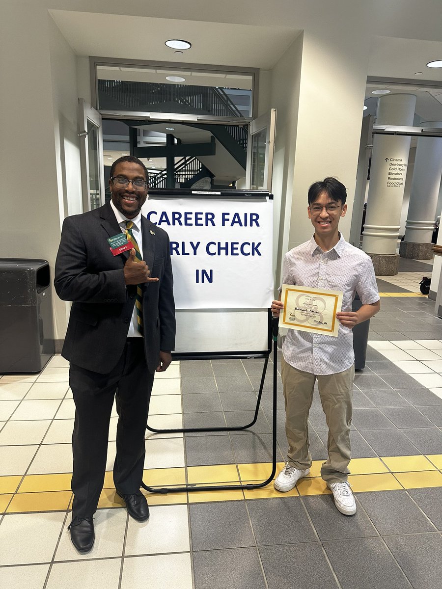 Philip_W3's tweet image. Day 2 starts strong!  🙌🏾 Congrats to Nathan Abando, the First in Line student at Mason Career Services’ Career Fair.
Nathan, a Senior Computer Science major, is aiming to meet:
@CGI_Global 
@NAVSEA 
@wmata 

Best of luck! #MasonCareerFair #FirstInLine #GMU