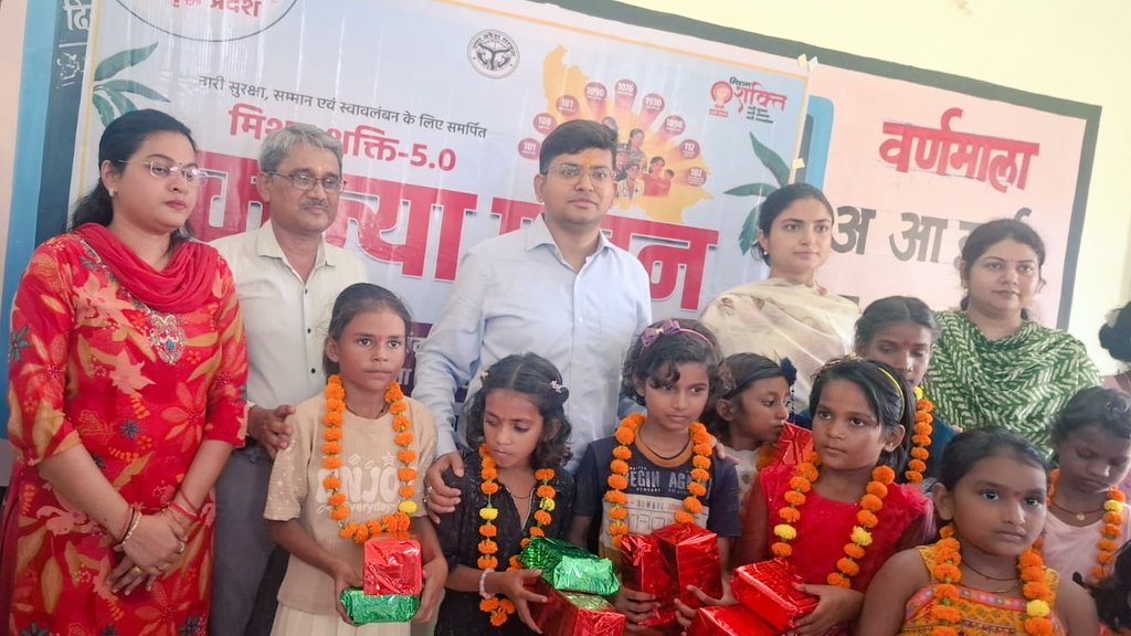 dpoofficeckt's tweet photo. मिशन शक्ति 5.0 के अंतर्गत कसहाई आंगनबाड़ी केंद्र में जिलाधिकारी महोदय और मुख्य विकास अधिकारी महोदया द्वारा कन्या पूजन किया गया। कन्या पूजन के बाद कन्या उपहार एवं पौधारोपण भी किया गया।
#missioshakti5
#kanyaPujan
@ChitrakootDm @p_ckt1 @CMOfficeUP @InfoDeptUP @UPMahilaKalyan https://t.co/n0Woae0LQs