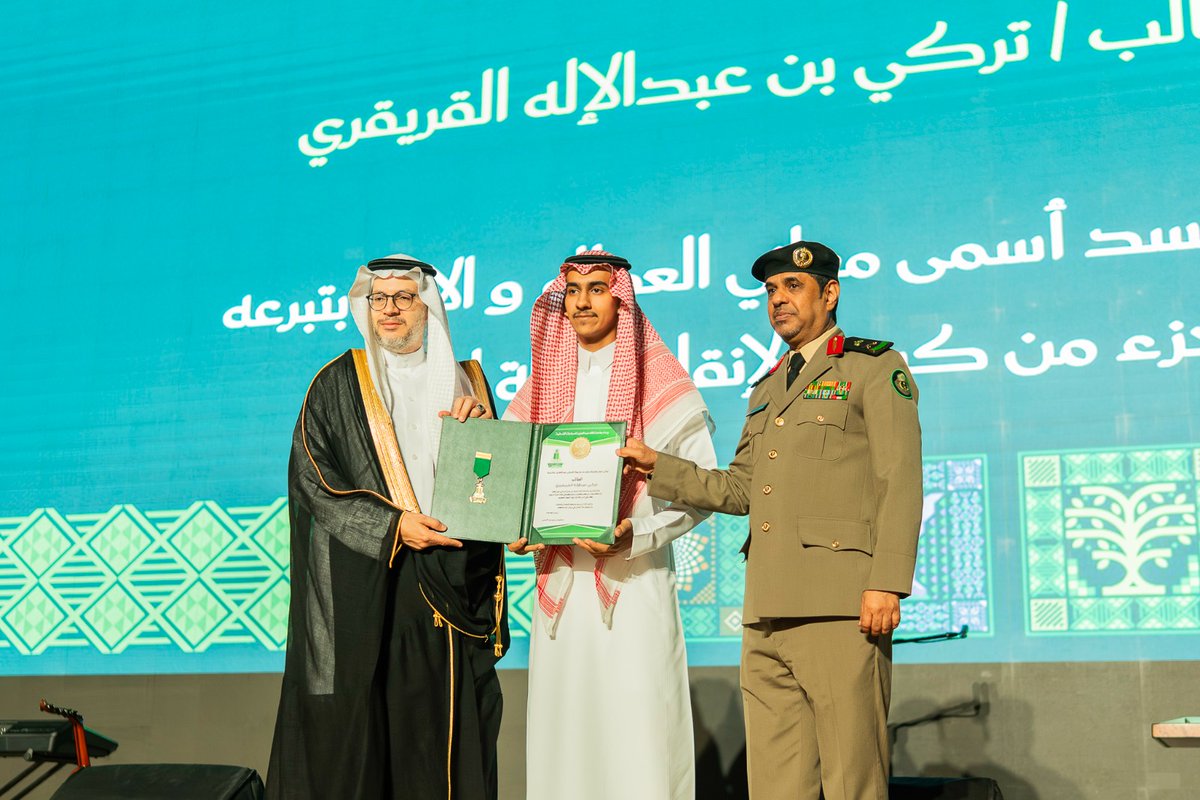 kauedu_sa's tweet photo. عندما يجتمع حب الوطن مع إنسانية العطاء، تتجلى أسمى صور الإيثار.
#جامعة_الملك_عبدالعزيز تثمن مشاركة الإدارة العامة للمرور في تكريم الطالب تركي القريقري الذي جسّد بشجاعته ومبادرته النبيلة أعظم القيم الإنسانية بتبرعه بجزء من كبده لإنقاذ حياة مريض.

​#عزنا_بطبعنا
#اليوم_الوطني_السعودي_95 #احتفال_جامعة_الملك_عبدالعزيز_باليوم_الوطني95