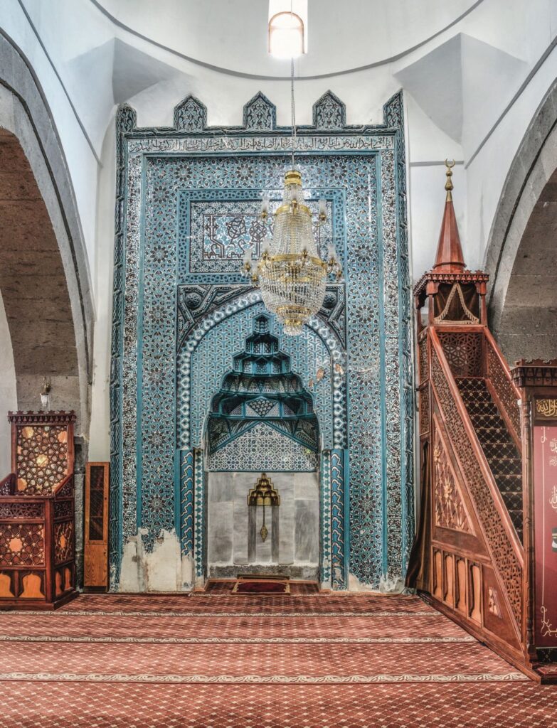 PulseAesthetic's tweet photo. Türk mavisi, Selçuklu mimârisi. Güllük Câmii ve medrese, Kayseri. https://t.co/s5MqisjhA2