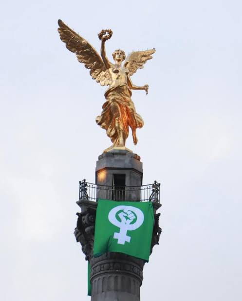 SantiagoRomanD7's tweet photo. 🚨El Ángel de la Independencia convertido en un monumento de culto a la masacre de seres humanos inocentes en el vientre materno.

Y para haber colocado ese horrible trapo allá arriba el permiso de acceso lo tuvo que haber dado la Alcaldía Cuauhtémoc que encabeza @AlessandraRdlv.

La OPOFICCION promoviendo el ABORTO en la CDMX, qué VERGÜENZA.