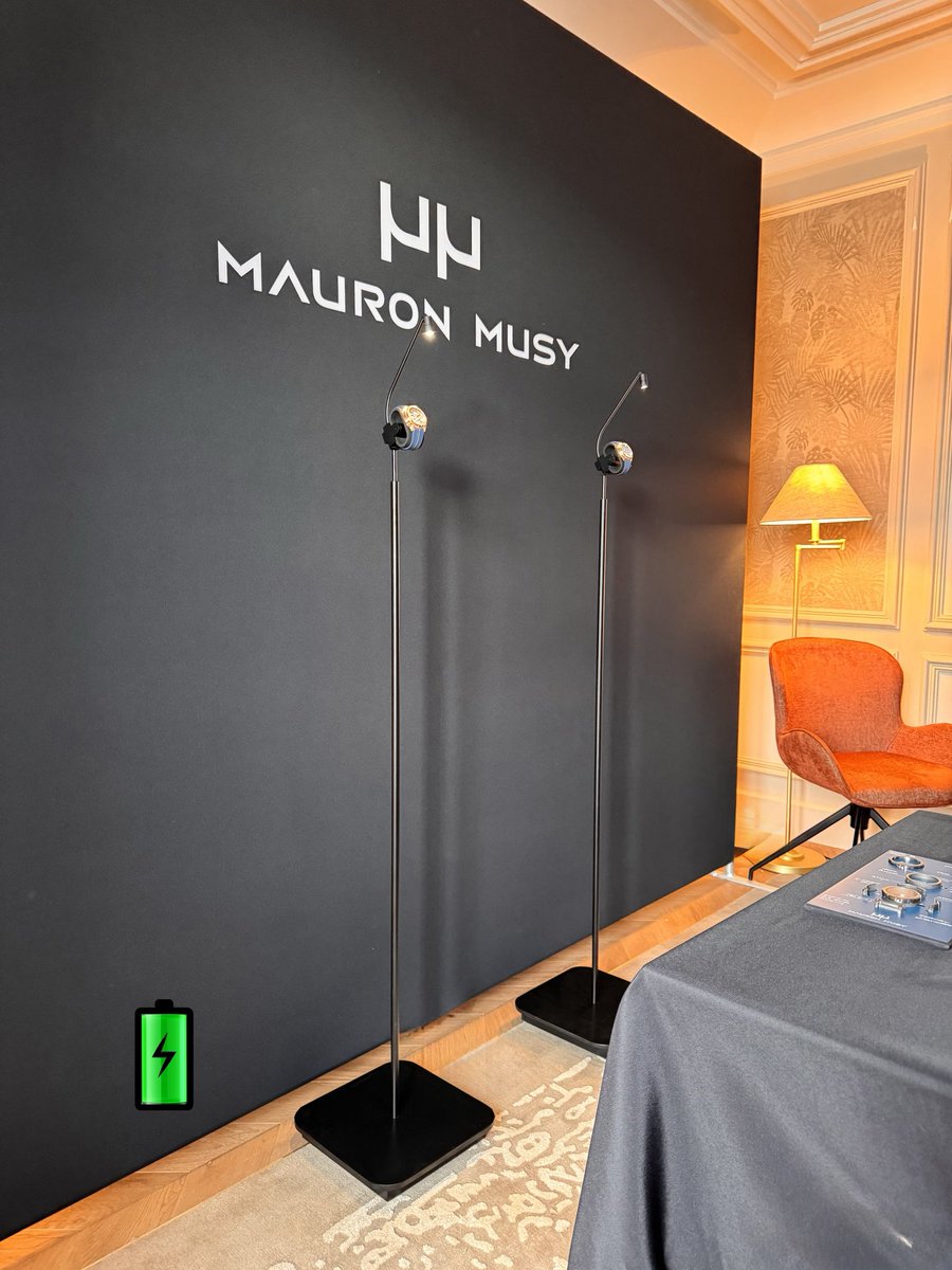 ©️Free Access Solo on battery 🔋
Displaying a timepiece has probably never been this easy.
#dietlinswissshowcases