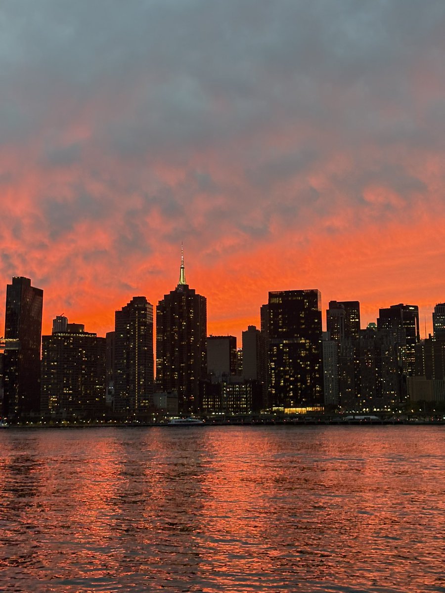 Jacky_9444's tweet photo. Les couchers de soleil à New York faut le vivre une fois dans sa vie 🇺🇸 https://t.co/jJVdbl3lfT