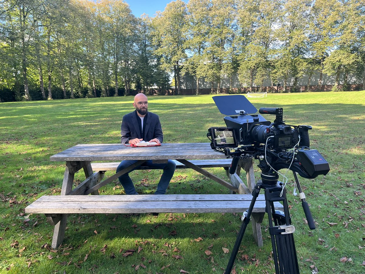 SimonVisser100's tweet image. Take 10, opname loopt! 🎬

Vandaag op bezoek bij de EO in Hilversum. Ik mag 10 korte overdenkingen opnemen voor het programma Nederland Zingt Elke Dag. Een mooie kans om het Woord te openen en geloof, hoop en liefde mee te geven aan de kijkers.📺✨

#NederlandZingt #EO #OpenDoors