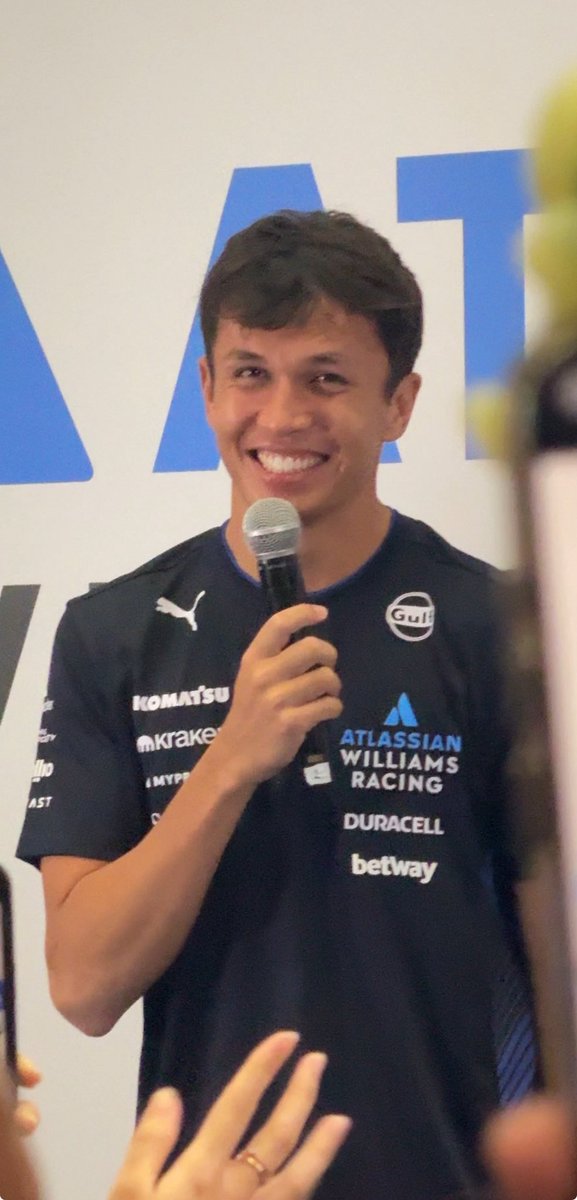 dendence's tweet photo. why is Alex Albon 100x more handsome in real life 😭🔥 #SingaporeGP #WilliamsFanZone https://t.co/KywbCr5ka1