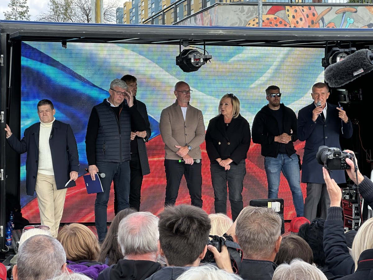 Jsou tu všichni, Babiš mele pátý přes devátý. Nemá to smysl.