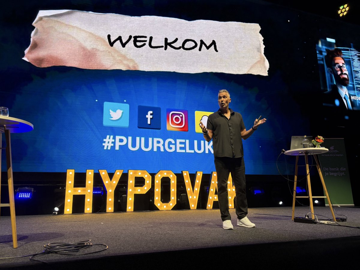 Cabaretier Guido Weijers met zijn masterclass over Geluk. “Maakt geld gelukkig? Als je niks hebt heel veel. Als je veel hebt bijna niks.”