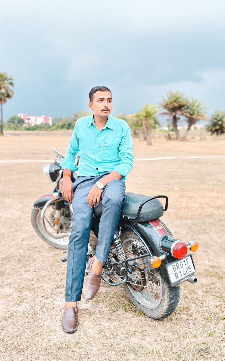 paramendr's tweet image. वृक्ष कभी इस बात पर व्यथित नहीं होता, कि उसने कितने पुष्प खो दिये वह सदैव नए फूलों के सृजन में व्यस्त रहता है, जीवन में क्या खो गया इसकी पीड़ा को भूलकर क्या नया कर सकते हैं, इसी में जीवन की सार्थकता है।