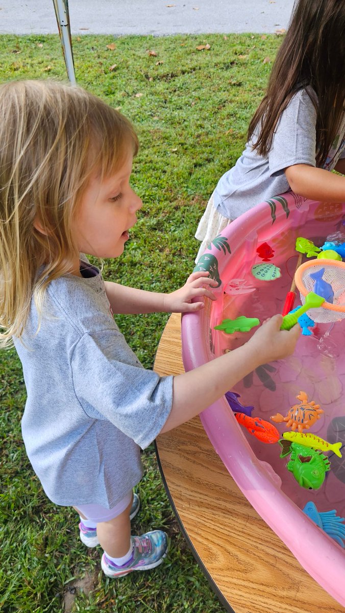 MetTaraHastings's tweet image. I was able to explore all the continents at Haley's preschool field trip! 
We fished the Great Barrier Reef, made castles in England and had a snowball fight in Antarctica ❄️
Wow what an incredible time 🥰 
#preschooler #fieldtrip #momof2