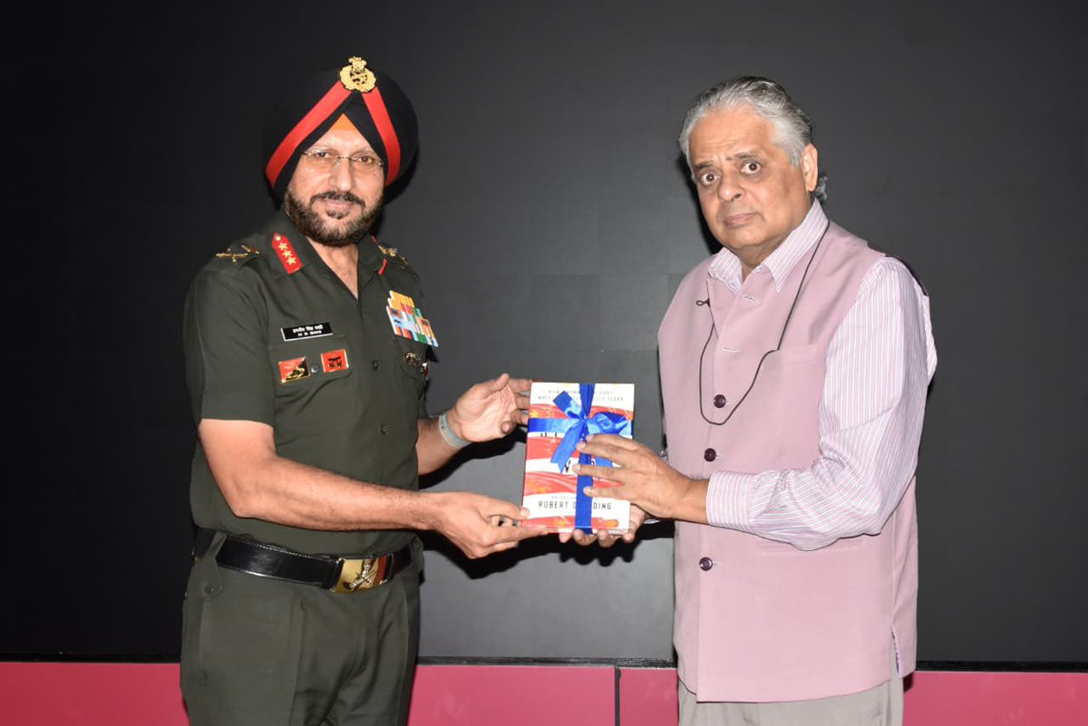 ia_awc's tweet image. Lt Gen Raj Shukla (Retd) engages HCC at #AWC, emphasising Multi-Domain Operations as a key aspect of modern warfighting. Highlights importance of Technology & Civil-Military Fusion for enhanced National Security @adgpi @artrac_ia