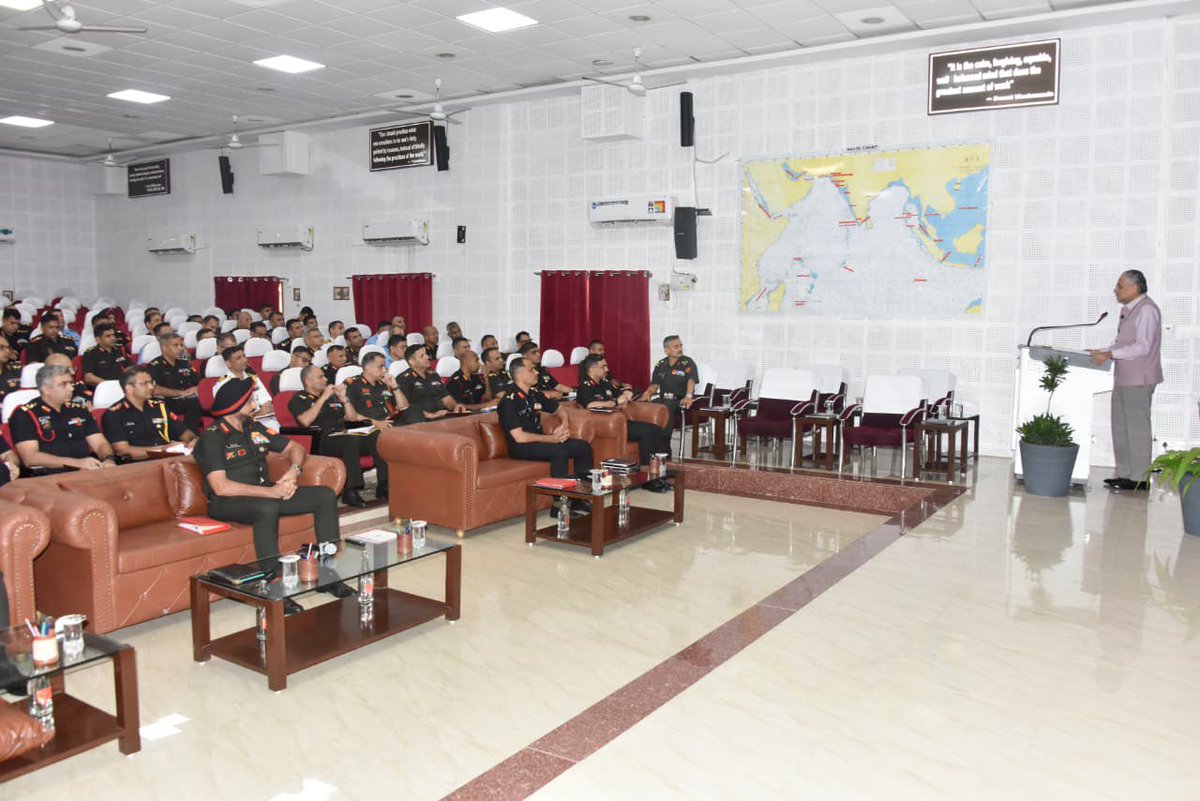ia_awc's tweet image. Lt Gen Raj Shukla (Retd) engages HCC at #AWC, emphasising Multi-Domain Operations as a key aspect of modern warfighting. Highlights importance of Technology & Civil-Military Fusion for enhanced National Security @adgpi @artrac_ia