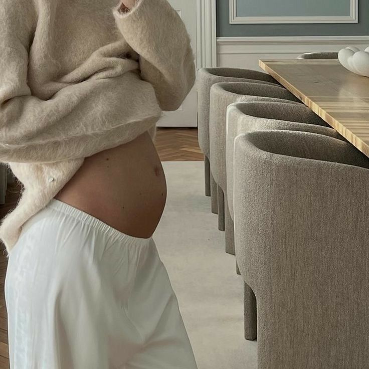 TheDefyingAna's tweet image. She's definitely starting to show

//@C_Grey_CEO//