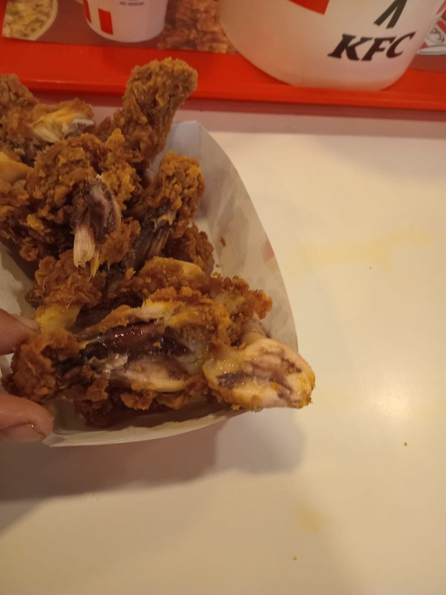 mateo1409's tweet photo. @kfc_peru quiero hacer una denuncia pública por atentar contra la salud de las personas por servir en su local de Teodoro Cardenas ubicado entre la cuadra 16 y 17 de la Av Arequipa en Santa Beatriz, comida en mal estado con riesgo de provocar enfermedades estomacales https://t.co/YPKgvcNOba