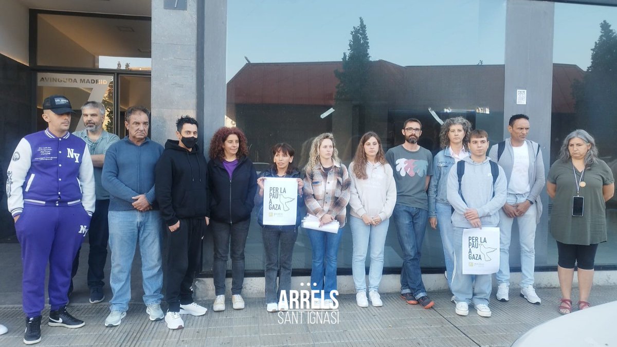📢 Avui a Arrels Sant Ignasi hem fet una aturada simbòlica contra les vulneracions de drets humans a Gaza i en solidaritat amb el poble palestí. 

Defensem la justícia, la dignitat i la pau. Cap vida no és prescindible. ✊