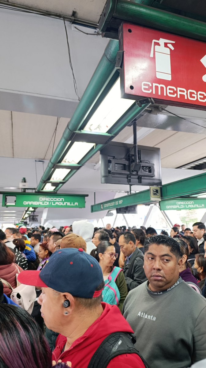 Gabiz2903's tweet photo. @MetroCDMX pueden mandar de favor más unidades a metro constitución ya llevamos más de 20 min aquí y la estación ya se llenó y hay gente en las escaleras esperando https://t.co/cgDEVySvNM