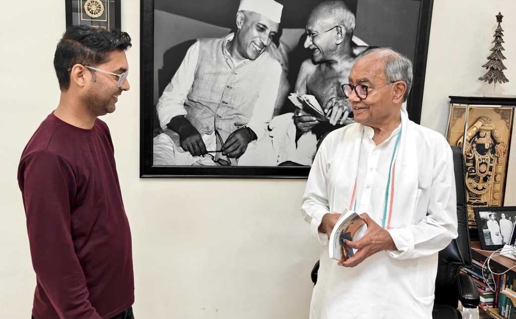 पूर्व मुख्यमंत्री एवं राज्यसभा सांसद श्री <a href="/digvijaya_28/">Digvijaya Singh</a>  जी से आज उनके भोपाल स्थित निवास पर मुलाकात की और अपनी पुस्तक ‘आदिवासी रिपोर्टिंग’ उन्हें स्मृति स्वरूप भेंट की।

आदरणीय दिग्विजय सिंह जी का मार्गदर्शन एवं आशीर्वाद निरंतर मुझे प्रेरणा देता है।