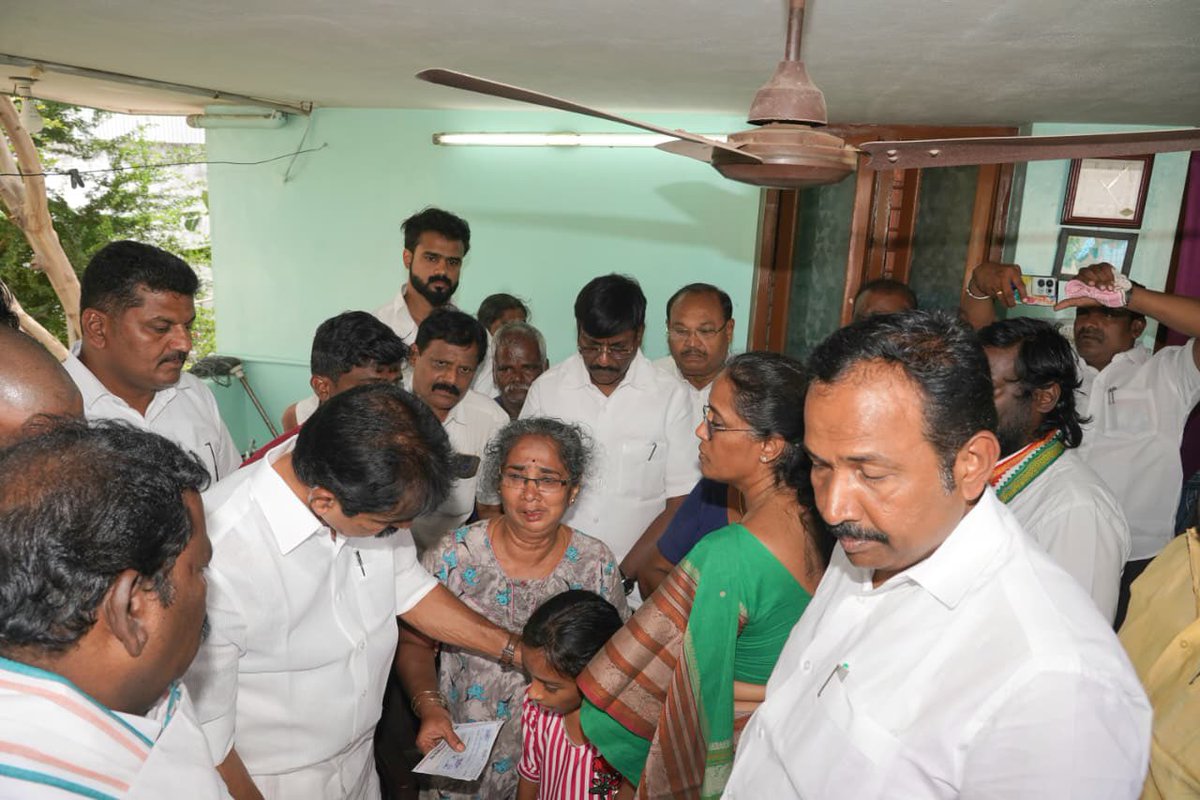 cadrecongress's tweet photo. In a gesture of compassion and in solidarity with the victims of the #KarurStampede, the @INCIndia today distributed financial assistance to the families affected by the tragedy.

A total of ₹1,02,50,000 was disbursed, with ₹2,50,000 provided to each of the 41 bereaved families.

The initiative was led by the delegation of Congress General Secretary (Org.) Shri @kcvenugopalmp, along with AICC in-charge Tamil Nadu, Shri @girishgoaINC, TNCC President Shri @SPK_TNCC, CLP Leader Shri @MLARajeshKumar, MPs and senior leaders.

The Congress party stands with the grieving families during this difficult time.

📍 Karur, Tamil Nadu