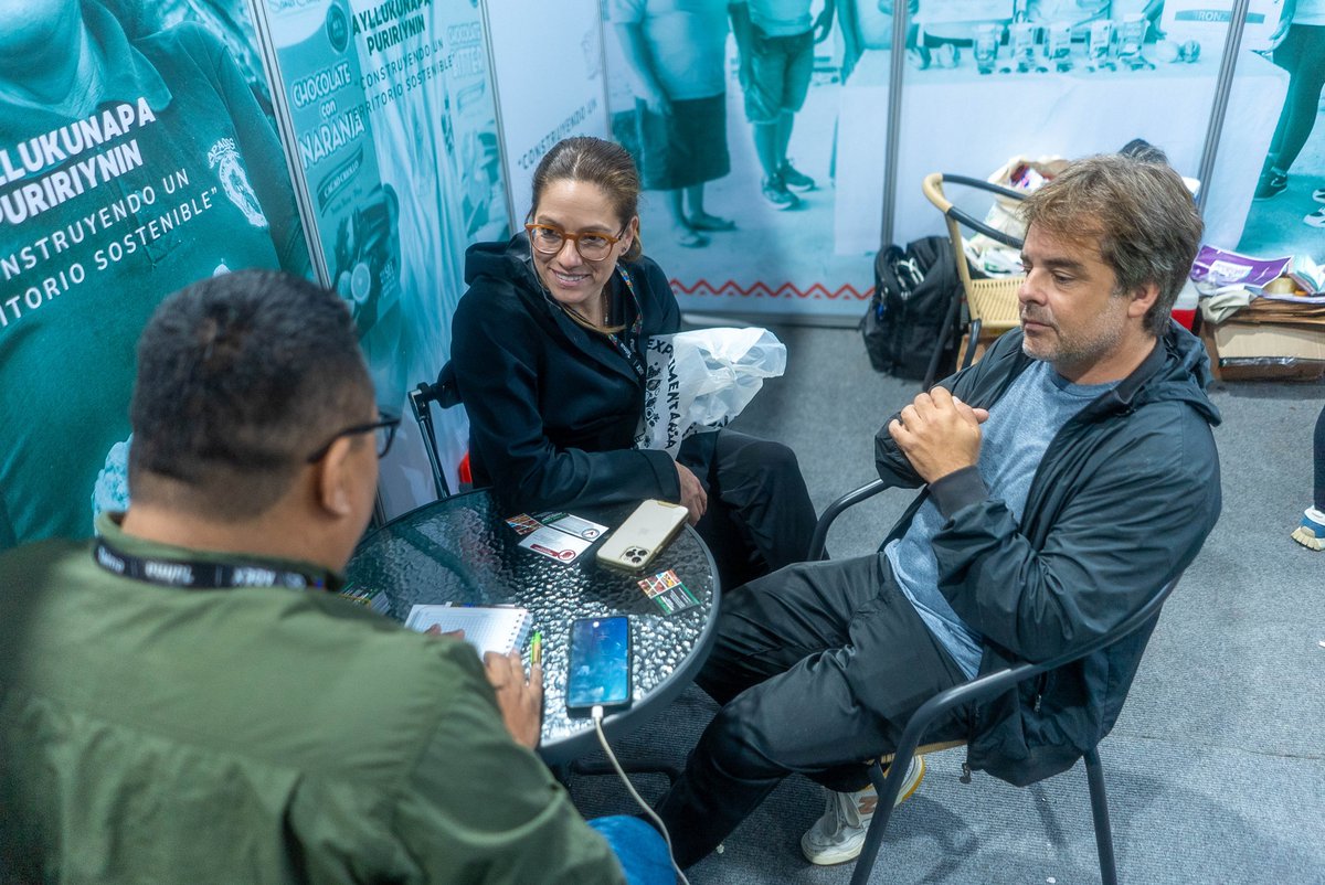 PROGRESO3's tweet image. Expoalimentaria 2025: Norma Gálvez (Sumaq Sunqu) y Dionisia Méndez (APAUD) presentaron cacao y chocolates del VRAEM a compradores de Argentina, Panamá, Colombia y Brasil💪
📍Proyecto VRAEM Sostenible, ejecutado por @AVSFlatam  y @PROGRESO3 , financiado por  @UEenPeru