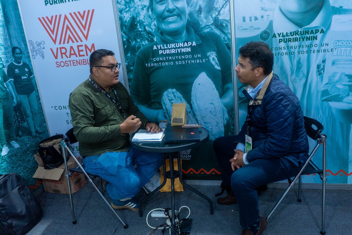 PROGRESO3's tweet image. Expoalimentaria 2025: Norma Gálvez (Sumaq Sunqu) y Dionisia Méndez (APAUD) presentaron cacao y chocolates del VRAEM a compradores de Argentina, Panamá, Colombia y Brasil💪
📍Proyecto VRAEM Sostenible, ejecutado por @AVSFlatam  y @PROGRESO3 , financiado por  @UEenPeru